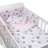 Set lenjerie matlasata 4 piese Kidizi Pink Stars, include perna, plapumioara, aparatoare si cearceaf